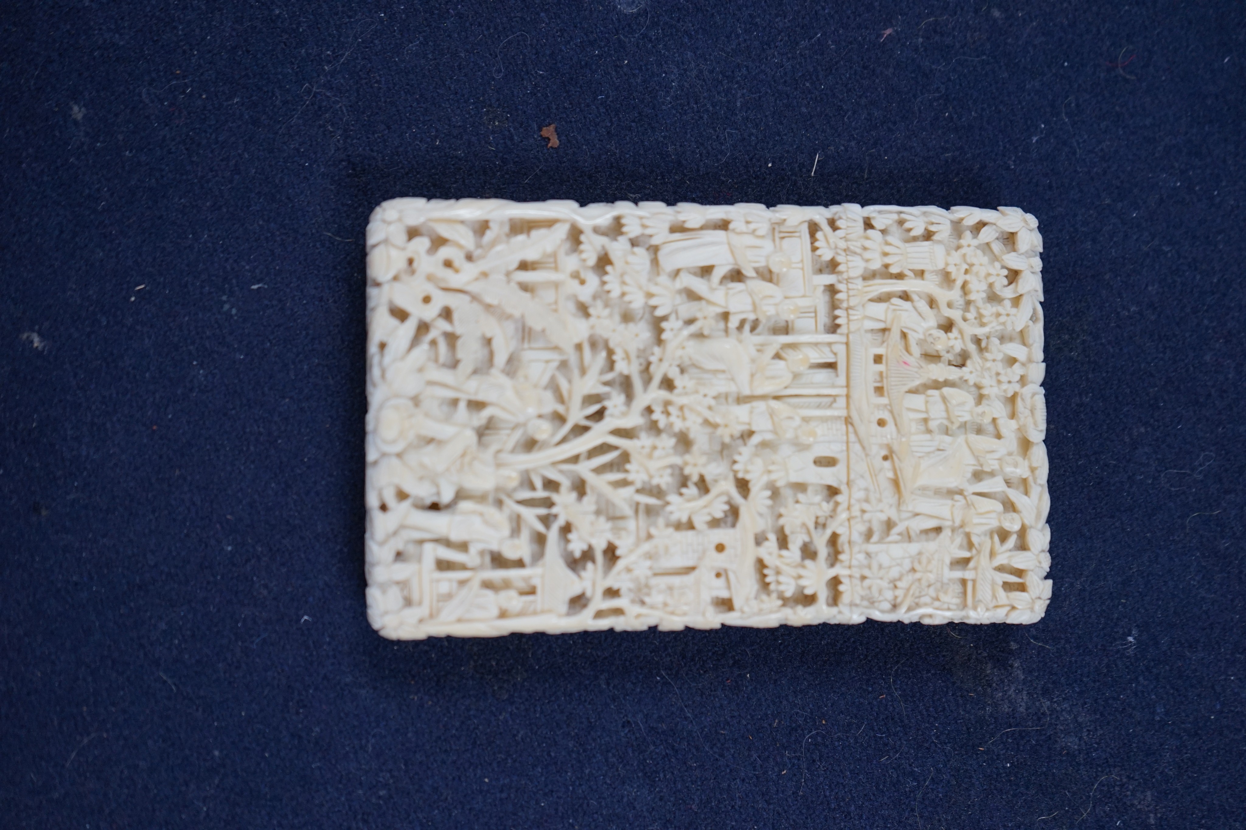 A 19th century Chinese export ivory card case, 10.5cm